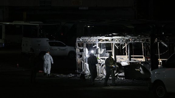 В Израиле взорвались три автобуса. Пострадавших нет; власти подозревают, что это была попытка теракта