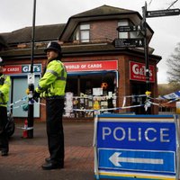 Lielbritānijas policija par Skripaļu saindēšanu turot aizdomās divus vīriešus