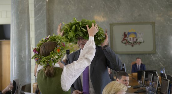 Foto: Valdībā ar jestrām dziesmām ieskandē Jāņus