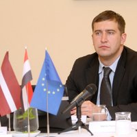 NP: Bijušais diplomāts Brēmanis Latvijas vārdā tirgojas ar termiņuzturēšanās atļaujām