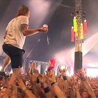 Video: Pankroka grupas solists, 'sērfojot' pa skatītājiem, noķer un izdzer lidojošu alus glāzi