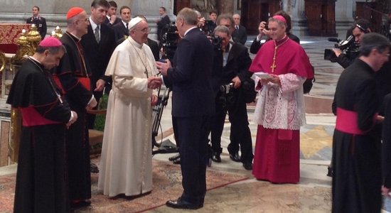 Президент Латвии поздравил Папу Римского с интронизацией и вручил подарок