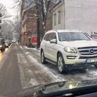 Sastrēgumu Rīgā 'Mercedes' apbrauc pa pretējās joslas ietvi
