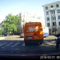 Video: Aculiecinieks novērojis nepieklājīgu motocikla vadītāju uz ceļa