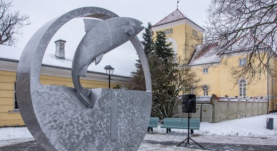 Ventspilī atklāts jauns laikmetīgas mākslas vides objekts 'Lats'