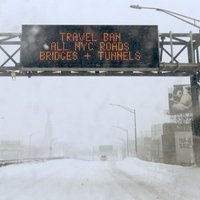 Sniega dēļ Ņujorkā un piepilsētās aizliedz auto un vilcienu satiksmi
