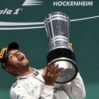 Hamiltons startā apdzen Rosbergu un triumfē Vācijas etapā