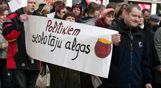 MK apstiprina pedagogu algu celšanu; LIZDA pārmet steigu un protestēs
