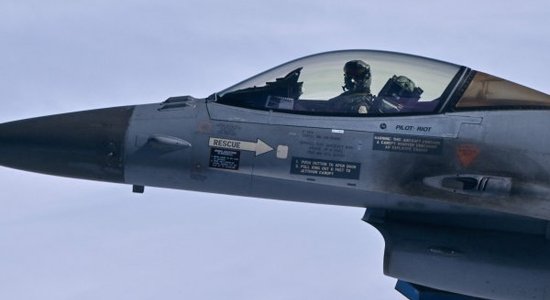 Rumānija saņem pirmos Nīderlandes F-16 ukraiņu pilotu apmācībām