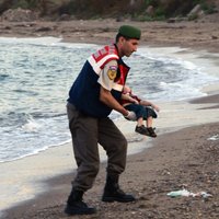Turcijas krastā izskalota maza bērna līķis saasina diskusiju par bēgļiem