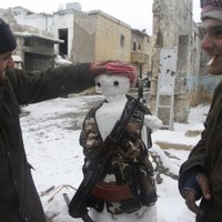 Foto: Sīrijas nemiernieki bauda ziemas priekus