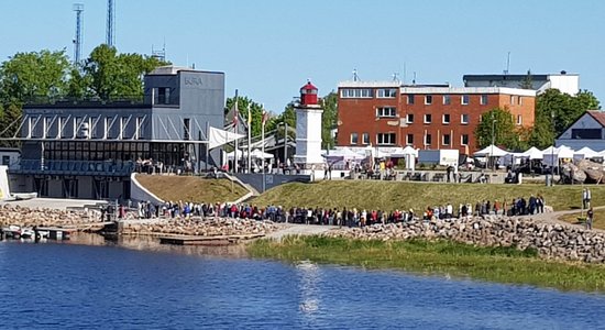 Foto: Reņģēdāji festivālā Salacgrīvā steidz pēc pirmā svaigā loma