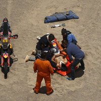 Dakaras rallija ceturtais posms: moto līderis Sanderlends izstājas traumas dēļ; pirmā uzvara Lēbam