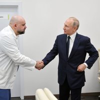 Krievijā jaunais koronavīruss apstiprināts ārstam, kurš kopā ar Putinu apmeklējis slimniekus
