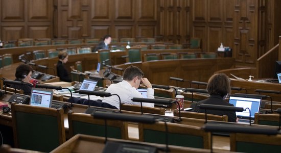 Saeima atbalsta iespēju patvēruma meklētājiem ļaut sākt strādāt agrāk