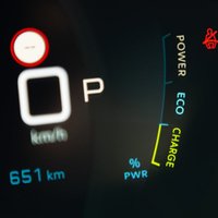Papildu enerģijas avots: prasmīgi elektromobiļu vadītāji auto kontrolē ar vienu pedāli