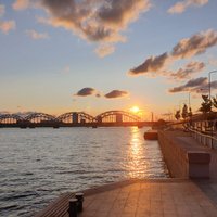 Daugavas krastmalā Rīgā piedāvā ierīkot saulrieta vērošanas tribīnes
