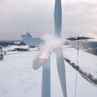 В Латвии создали дрон для очистки лопастей ветряных электростанций (ВИДЕО)