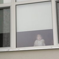 В Риге трехлетний ребенок выпал из окна третьего этажа