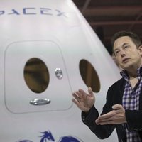 Maska 'SpaceX' paziņojusi par jaunu plānu nosūtīt tūristu ceļojumā ap Mēnesi