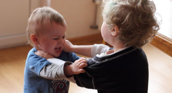 10 iemesli, kāpēc tavs bērns kaujas, un kā cīnīties ar agresiju