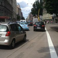 ФОТО: На улице Лачплеша появилась велополоса - водители возмущены