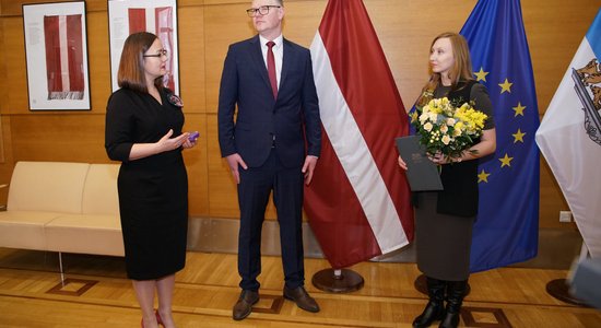 Foto: Taktilā Brīvības pieminekļa nosargātāju apbalvo ar veiksmes medaļu