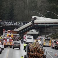 Foto: ASV vilciena vagons nokrīt no tilta; vismaz trīs mirušie