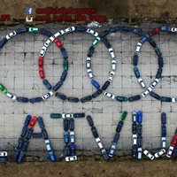 ФОТО: Фанаты составили из автомобилей логотип Audi и огромную надпись “Латвия"