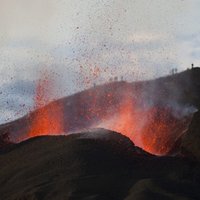 Vulkāna izvirduma dēļ Īslandē evakuēti 800 cilvēki