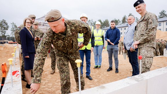 Foto: NBS uzsāk kazarmas būvniecību militārajā bāzē "Ādaži"