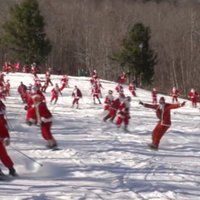 Video: Simtiem līksmu Ziemassvētku vecīšu uz slēpēm iepriecina ASV iedzīvotājus