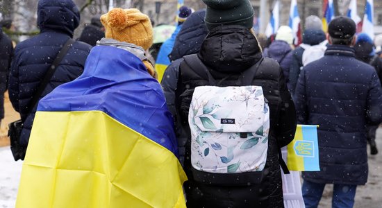 Vīrietim par uzbrukumu Ukrainas karoga nēsātājam piespriež divu gadu cietumsodu