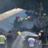 Foto: Kubā avarējusi lidmašīna ar 104 pasažieriem; trīs izdzīvojušie