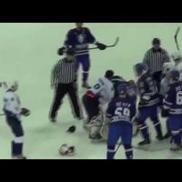 Video: Pēcspēles rokasspiediena laikā saplūcas divi hokeja vārtsargi