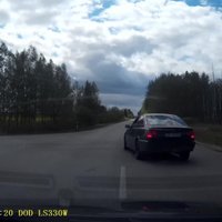 Video: Pusaizmidzis 'BMW' vadītājs gandrīz izraisa smagu avāriju