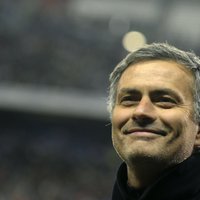 Mourinju tuvu Mančestras 'United' trenēšanai, vēsta mediji