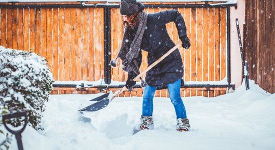 Spiež krūtīs pēc sniega šķūrēšanas? Signāls – ziemas darbi un izklaides jāiepauzē