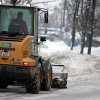 Sniega tīrīšanu Rīgā turpina 24 tehnikas vienības; satiksme – lēnāka nekā ierasts