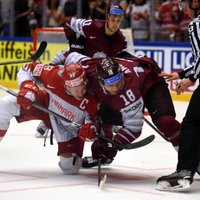 Video: Latvijas hokejisti ar disciplinētu sniegumu apbēdina PČ mājinieci Dāniju