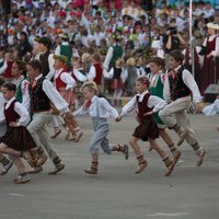Pašvaldību savienībā pārrunās skolēnu dziesmu un deju svētku norisi