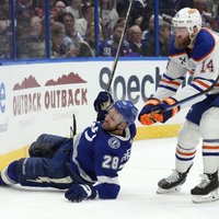 Girgensons rezultatīvs uzvarā pār "Oilers"; Merzļikinam panākums pret "Stars"