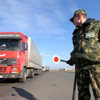Белорусские пограничники на границе с Латвией вооружены серьезнее обычного