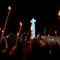 ВИДЕО: Сотни людей с факелами устроили в Таллине шествие против миграции