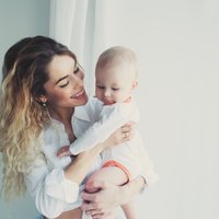 Pētījums: tas, kurā rokā turi mazuli, atklāj daļu tavas personības