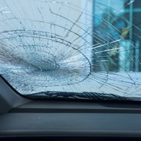 Пьяный водитель и пассажиры забросали полицейскую машину камнями