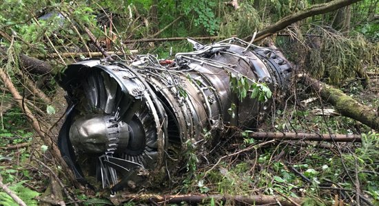 Foto: Pie Maskavas nogāzies iznīcinātājs 'Sukhoi Su-27'; pilots miris