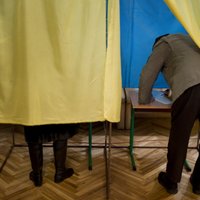 Ukrainā līdz pusdienas laikam nobalsojuši teju 20% vēlētāju; valsts austrumos zema vēlētāju aktivitāte