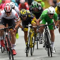 Pieredzējušais Kavendišs uzvar 'Tour de France' trešā posma sīvā sprinta finišā