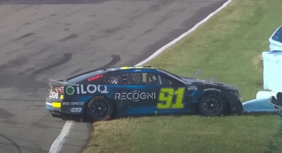 Video: Raikonena dalība NASCAR sacensībās noslēdzas ar avāriju